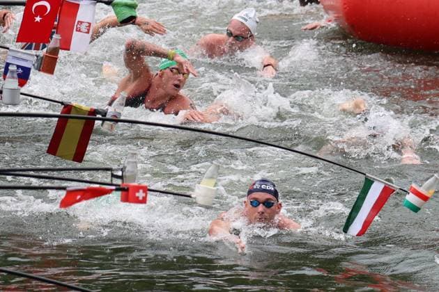 Championnat d Europe de natation PHOTOPQR LE COURRIER PICARD Haslin ; Paris ; 04 08 2026 ; 04 08 26 Championnat d Europe de natation - nage en eau libre 10km hommes - Sacha Velly au ravitaillement (bonnet bleu) Photo Fred Haslin the LEN European Aquatics Championships, in the Seine River in Paris, on August 4, 2026. Paris 75 France  Copyright: xPHOTOPQR LExCOURRIERxPICARD MAXPxHaslinx 20260804LCP7789 20260804LCP7789