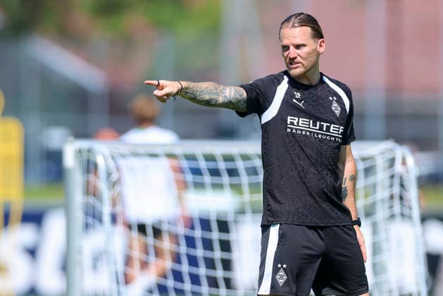 Trainer Eugen Polanski (Borussia Moenchengladbach) gestikuliert waehrend des Trainingslagers von Borussia Moenchengladbach, Stadion Birkenmoos am 04. August 2026 in Rottach-Egern, Deutschland. (Foto von Marco Steinbrenner DeFodi Images) +++ Trainer Eugen Polanski (Borussia Moenchengladbach) gestures during the Borussia Moenchengladbach Training camp at Stadion Birkenmoos on August 4, 2026 in Rottach-Egern, Germany. (Photo by Marco Steinbrenner DeFodi Images) (Photo by Marco Steinbrenner DeFodi Images) - *** Borussia Mönchengladbach coach Eugen Polanski gestures during the Borussia Mönchengladbach training camp, Birkenmoos Stadium on August 4, 2026, in Rottach-Egern, Germany. Photo by Marco Steinbrenner, DeFodi Images. Coach Eugen Polanski of Borussia Mönchengladbach gestures during the Borussia Mönchengladbach training camp at Birkenmoos Stadium on August 4, 2026 in Rottach-Egern, Germany. Photo by Marco Steinbrenner, DeFodi Images. Photo by Marco Steinbrenner, DeFodi Images.