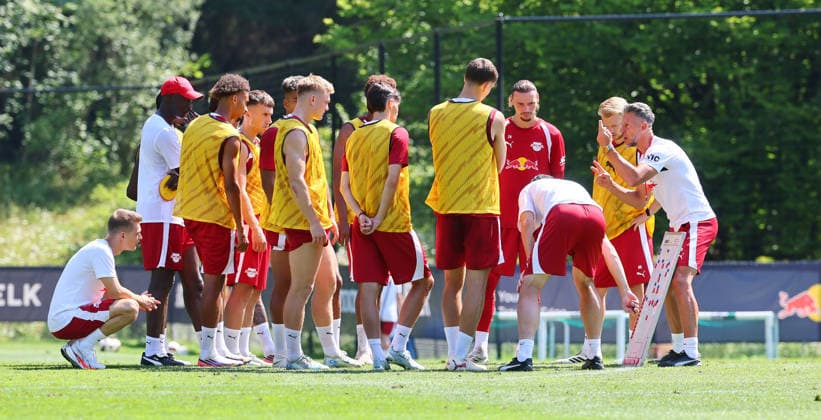 RB Leipzig - AUT Trainingslager Bundesliga Saalfelden, 04.08.2026, Gut Brandlhof, Fussball, Bundesliga, GER , RB Leipzig - Trainingslager in Saalfelden am Steinernen Meer AUT. , Im Bild: Trainer Martin Demichelis (re.) mit Taktiktafel vor der Mannschaft , *** RB Leipzig (AUT) Training Camp, Bundesliga, Saalfelden, August 4, 2026, Gut Brandlhof, Soccer, Bundesliga, GER, RB Leipzig training camp in Saalfelden am Steinernen Meer (AUT), Pictured: Coach Martin Demichelis (right) with a tactics board in front of the team, Picture Point