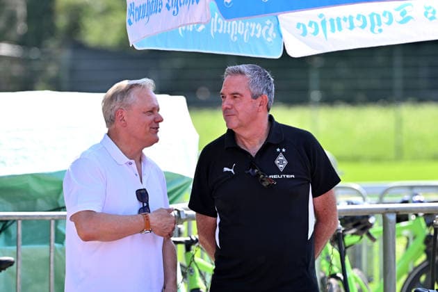 04.08.2026; Rottach-Egern; Fussball, Herren, Saison 2026 2027, Trainingslager Borussia Moenchengladbach Im Gespraech v. li. Dr. Stefan Stegemann (Geschaeftsfuehrer Gladbach), Markus Aretz (Geschaeftsfuehrer Gladbach) DFL regulations prohibit any use of photographs as image sequences and or quasi-video. Stadion Am Birkenmoos Bayern Deutschland *** August 4, 2026 Rottach Egern Soccer, Men s, 2026–2027 Season, Borussia Mönchengladbach Training Camp: In conversation (from left) Dr. Stefan Stegemann, Managing Director of Gladbach, and Markus Aretz, Managing Director of Gladbach. DFL regulations prohibit any use of photographs as image sequences and or quasi-video. Am Birkenmoos Stadium, Bavaria, Germany
