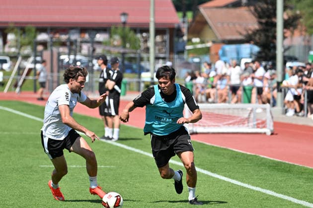 04.08.2026; Rottach-Egern; Fussball, Herren, Saison 2026 2027, Trainingslager Borussia Moenchengladbach Zweikampf zwischen v. li. Joe Scally (Gladbach), Dolmetscher Atsushi Waki DFL regulations prohibit any use of photographs as image sequences and or quasi-video. Stadion Am Birkenmoos Bayern Deutschland *** August 4, 2026 Rottach Egern Soccer, Men s, 2026–2027 season, Borussia Mönchengladbach training camp: Tackle between (from left) Joe Scally (Gladbach) and interpreter Atsushi Waki. DFL regulations prohibit any use of photographs as image sequences and or quasi-video. Am Birkenmoos Stadium, Bavaria, Germany
