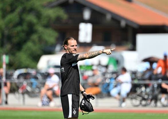 04.08.2026; Rottach-Egern; Fussball, Herren, Saison 2026 2027, Trainingslager Borussia Moenchengladbach Eugen Polanski (Trainer Gladbach) gibt Anweisungen DFL regulations prohibit any use of photographs as image sequences and or quasi-video. Stadion Am Birkenmoos Bayern Deutschland *** August 4, 2026 Rottach Egern Soccer, Men s, 2026–2027 Season, Borussia Mönchengladbach Training Camp Eugen Polanski, Gladbach Coach, Gives Instructions DFL regulations prohibit any use of photographs as image sequences and or quasi-video Am Birkenmoos Stadium, Bavaria, Germany