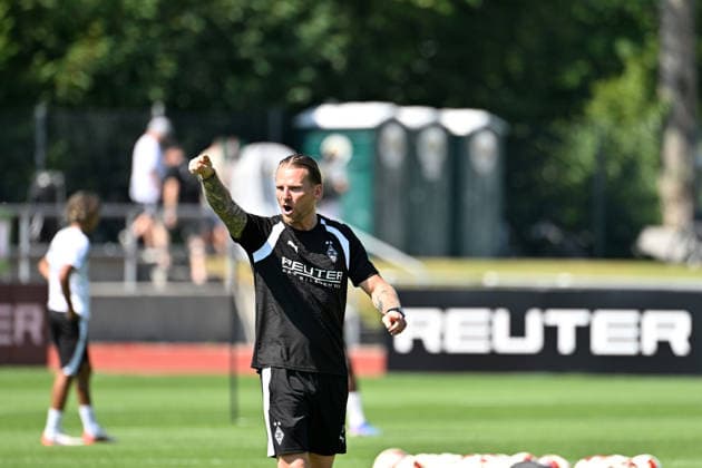 04.08.2026; Rottach-Egern; Fussball, Herren, Saison 2026 2027, Trainingslager Borussia Moenchengladbach Eugen Polanski (Trainer Gladbach) gibt Anweisungen DFL regulations prohibit any use of photographs as image sequences and or quasi-video. Stadion Am Birkenmoos Bayern Deutschland *** August 4, 2026 Rottach Egern Soccer, Men s, 2026–2027 Season, Borussia Mönchengladbach Training Camp Eugen Polanski, Gladbach Coach, Gives Instructions DFL regulations prohibit any use of photographs as image sequences and or quasi-video Am Birkenmoos Stadium, Bavaria, Germany