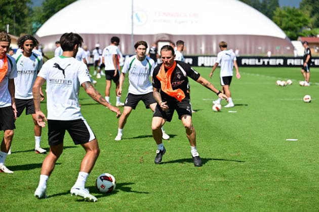 04.08.2026; Rottach-Egern; Fussball, Herren, Saison 2026 2027, Trainingslager Borussia Moenchengladbach Eugen Polanski (Trainer Gladbach, Mitte) nimmt aktiv an einer Einheit teil DFL regulations prohibit any use of photographs as image sequences and or quasi-video. Stadion Am Birkenmoos Bayern Deutschland *** August 4, 2026 Rottach Egern Soccer, Men s, 2026–2027 season, Borussia Mönchengladbach training camp; Eugen Polanski, Gladbach coach, center, actively participating in a training session; DFL regulations prohibit any use of photographs as image sequences and or quasi-video; Am Birkenmoos Stadium, Bavaria, Germany