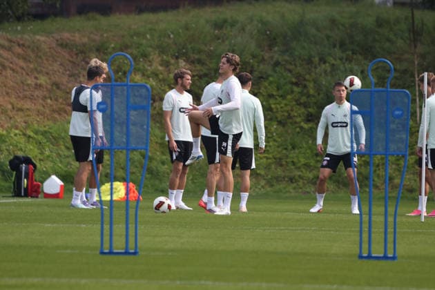 Fussball I Herren I Sasion 2026 2027 I 1 2.Bundesliga I FC St.Pauli I Training I 04.08.2026 Spieler des FC St. Pauli beim Training Hamburg Trainingsgelände Kollaustraße Hamburg Deutschland *** Soccer I Men s Team I 2026–2027 Season I 1st and 2nd Bundesliga I FC St. Pauli I Practice I August 4, 2026 FC St. Pauli players during practice in Hamburg at the Kollaustraße training facility, Hamburg, Germany Copyright: xLobeca RalfxHomburgx