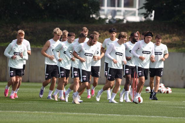 Fussball I Herren I Sasion 2026 2027 I 1 2.Bundesliga I FC St.Pauli I Training I 04.08.2026 Spieler des FC St. Pauli beim Training Hamburg Trainingsgelände Kollaustraße Hamburg Deutschland *** Soccer I Men s Team I 2026–2027 Season I 1st and 2nd Bundesliga I FC St. Pauli I Practice I August 4, 2026 FC St. Pauli players during practice in Hamburg at the Kollaustraße training facility, Hamburg, Germany Copyright: xLobeca RalfxHomburgx