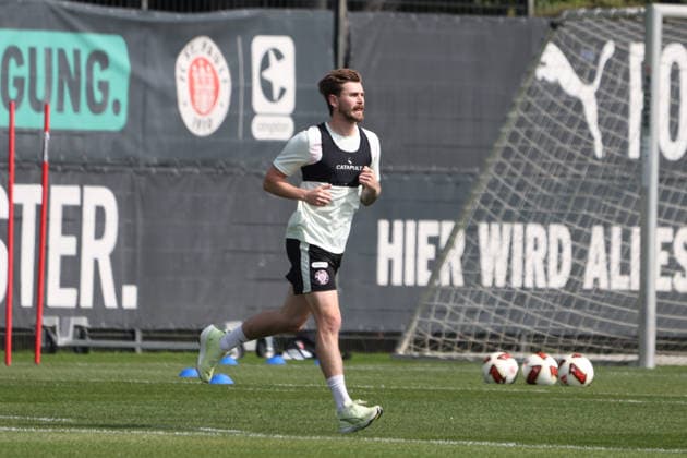 Fussball I Herren I Sasion 2026 2027 I 1 2.Bundesliga I FC St.Pauli I Training I 04.08.2026 Connor Metcalfe (24, FC St. Pauli) beim Lauftraining Hamburg Trainingsgelände Kollaustraße Hamburg Deutschland *** Soccer I Men s Team I 2026–2027 Season I 1st and 2nd Bundesliga I FC St. Pauli I Practice I August 4, 2026 Connor Metcalfe, 24, FC St. Pauli during a running drill at the Kollaustraße training facility in Hamburg, Germany Copyright: xLobeca RalfxHomburgx