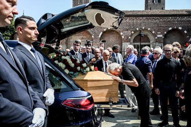 August 4, 2026, Milan, Mi, Italy: Franco Baresi s funeral at the Basilica of Sant Ambrogio, the city gathers to pay its last respects to the historic AC Milan captain. Milan, August 4, 2026 The Last Farewell To Franco Baresi: Hundreds In Santoo¡o Ambrogio For The Funeral  - ZUMAa289 0863327053st Copyright: xNicolaxMarfisix xAgfx