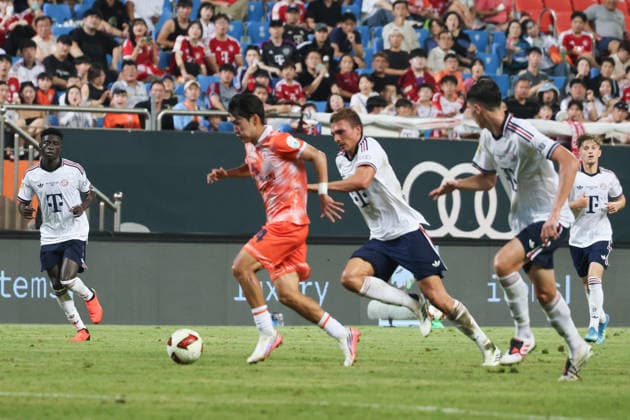 SKO, Joao Palinha (Bayern Muenchen 16) verfolgt Jeju-Stuermer Choi Byeongwook (Jeju 24), SK Jeju vs. FC Bayern Muenchen,Testspiel, Suedostasien-Reise, Saison 2026-27, 04.08.2026 SKO, Jeju SK vs. FC Bayern Muenchen, Testspiel, Suedostasien-Reise, Saison 2026-27, 04.08.2026 Seogwipo *** SKO, Joao Palinha, Bayern Munich 16, marks Jeju striker Choi Byeongwook, Jeju 24, SK Jeju vs. FC Bayern Munich, Friendly Match, Southeast Asia Tour, 2026–27 Season, August 4, 2026 SKO, Jeju SK vs. FC Bayern Munich, Friendly Match, Southeast Asia Tour, 2026–27 Season, August 4, 2026 Seogwipo Copyright: xEibner-Pressefotox EP_JNL