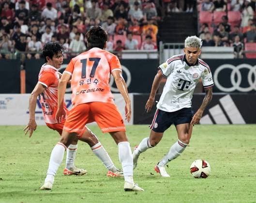 SKO, Luis Diaz (Bayern Muenchen 14), SK Jeju vs. FC Bayern Muenchen,Testspiel, Suedostasien-Reise, Saison 2026-27, 04.08.2026 *** SKO, Luis Diaz Bayern Munich 14, SK Jeju vs. FC Bayern Munich, Friendly Match, Southeast Asia Tour, 2026–27 Season, April 8, 2026 Copyright: xEibner-Pressefotox EP_JNL