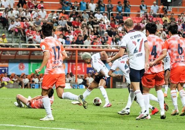 SKO, Luis Diaz (Bayern Muenchen 14), SK Jeju vs. FC Bayern Muenchen,Testspiel, Suedostasien-Reise, Saison 2026-27, 04.08.2026 *** SKO, Luis Diaz Bayern Munich 14, SK Jeju vs. FC Bayern Munich, Friendly Match, Southeast Asia Tour, 2026–27 Season, April 8, 2026 Copyright: xEibner-Pressefotox EP_JNL