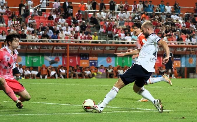 SKO, Konrad Laimer (Bayern Muenchen 27), Joo Seungmin (Jeju 31), SK Jeju vs. FC Bayern Muenchen,Testspiel, Suedostasien-Reise, Saison 2026-27, 04.08.2026 *** SKO, Konrad Laimer, Bayern Munich 27, Joo Seungmin, Jeju 31, SK Jeju vs. FC Bayern Munich, Friendly Match, Southeast Asia Tour, 2026–27 Season, April 8, 2026 Copyright: xEibner-Pressefotox EP_JNL