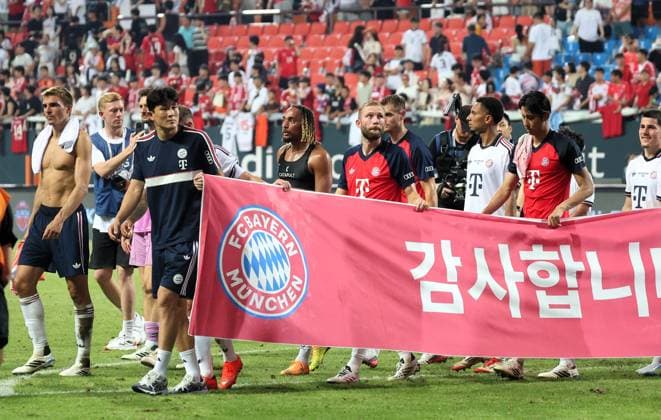 SKO, Danke an die Fans, angefuehrt von Kim Min-jae (Bayern Muenchen 3), und Joshua Kimmich (Bayern Munechen 6) bedanken sich die Bayern, SK Jeju vs. FC Bayern Muenchen,Testspiel, Suedostasien-Reise, Saison 2026-27, 04.08.2026 *** SKO, Thanks to the fans, led by Kim Min-jae (Bayern Munich 3) and Joshua Kimmich (Bayern Munich 6), Bayern Munich expresses its gratitude; SK Jeju vs. FC Bayern Munich, friendly match, Southeast Asia tour, 2026–27 season, August 4, 2026 Copyright: xEibner-Pressefotox EP_JNL
