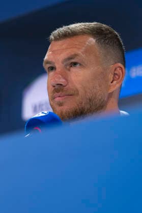 04.08.2026, Vorstellung von Edin Dzeko (FC Schalke 04). Gelsenkirchen Veltins Arena NRW Deutschland xRHR-FOTO DEx *** August 4, 2026, Edin Dzeko s debut with FC Schalke 04 in Gelsenkirchen at the Veltins Arena, North Rhine-Westphalia, Germany xRHR PHOTO DEx Copyright: DennisxEwert RHR-FOTOx RHR-FOTO DE