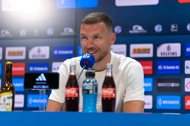 04.08.2026, Vorstellung von Edin Dzeko (FC Schalke 04). Gelsenkirchen Veltins Arena NRW Deutschland xRHR-FOTO DEx *** August 4, 2026, Edin Dzeko s debut with FC Schalke 04 in Gelsenkirchen at the Veltins Arena, North Rhine-Westphalia, Germany xRHR PHOTO DEx Copyright: DennisxEwert RHR-FOTOx RHR-FOTO DE
