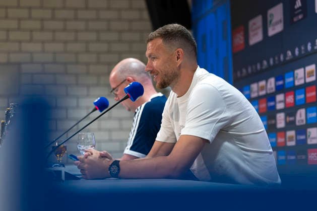 04.08.2026, Vorstellung von Edin Dzeko (FC Schalke 04). Gelsenkirchen Veltins Arena NRW Deutschland xRHR-FOTO DEx *** August 4, 2026, Edin Dzeko s debut with FC Schalke 04 in Gelsenkirchen at the Veltins Arena, North Rhine-Westphalia, Germany xRHR PHOTO DEx Copyright: DennisxEwert RHR-FOTOx RHR-FOTO DE