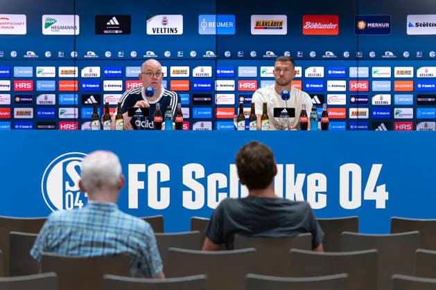 04.08.2026, Vorstellung von Edin Dzeko (FC Schalke 04). v. l. Pressesprecher Alex Jacob (FC Schalke 04), Edin Dzeko (FC Schalke 04). Gelsenkirchen Veltins Arena NRW Deutschland xRHR-FOTO DEx *** August 4, 2026, Presentation of Edin Dzeko, FC Schalke 04, by Press Spokesperson Alex Jacob, FC Schalke 04; Edin Dzeko, FC Schalke 04, Gelsenkirchen, Veltins Arena, North Rhine-Westphalia, Germany, xRHR PHOTO DEx Copyright: DennisxEwert RHR-FOTOx RHR-FOTO DE