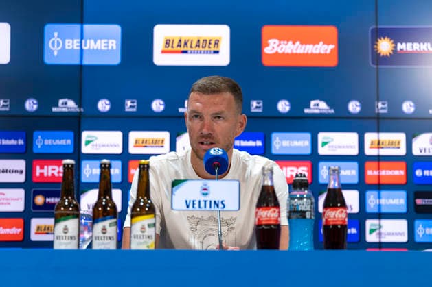04.08.2026, Vorstellung von Edin Dzeko (FC Schalke 04). Gelsenkirchen Veltins Arena NRW Deutschland xRHR-FOTO DEx *** August 4, 2026, Edin Dzeko s debut with FC Schalke 04 in Gelsenkirchen at the Veltins Arena, North Rhine-Westphalia, Germany xRHR PHOTO DEx Copyright: DennisxEwert RHR-FOTOx RHR-FOTO DE