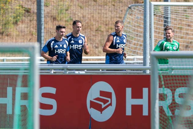 04.08.2026, Fussball, Training des FC Schalke 04. v. l. Maximilian Wöber (FC Schalke 04), Nikola Katic (FC Schalke 04), Edin Dzeko (FC Schalke 04) trainieren individuell unter der Leitung von Reha-Trainer Marc Thum (FC Schalke 04). Gelsenkirchen Trainingsgelände FC Schalke 04 NRW Deutschland xRHR-FOTO YYx *** August 4, 2026, Soccer, FC Schalke 04 training session: Maximilian Wöber (FC Schalke 04), Nikola Katic (FC Schalke 04), Edin Dzeko of FC Schalke 04 are training individually under the guidance of rehabilitation coach Marc Thum at the FC Schalke 04 training facility in Gelsenkirchen, North Rhine-Westphalia, Germany xRHR PHOTO YYx Copyright: RHR-FOTOx RHR-FOTO YY