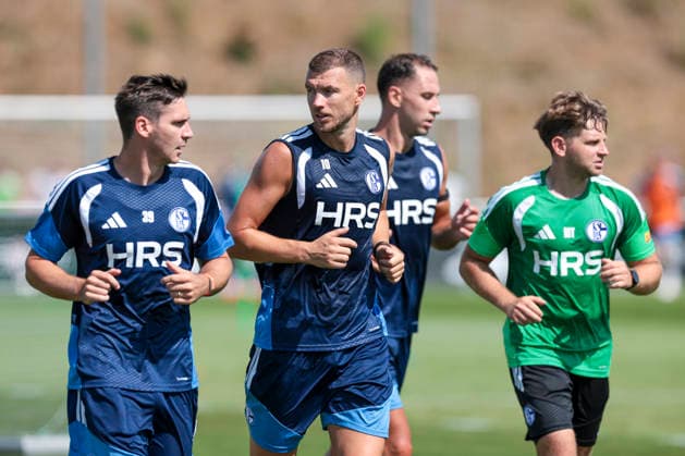 04.08.2026, Fussball, Training des FC Schalke 04. v. l. Maximilian Wöber (FC Schalke 04), Edin Dzeko (FC Schalke 04), Nikola Katic (FC Schalke 04), Reha-Trainer Marc Thum (FC Schalke 04). Gelsenkirchen Trainingsgelände FC Schalke 04 NRW Deutschland xRHR-FOTO YYx *** August 4, 2026, Soccer, FC Schalke 04 Training: Maximilian Wöber (FC Schalke 04), Edin Dzeko, FC Schalke 04; Nikola Katic, FC Schalke 04; Rehab Coach Marc Thum, FC Schalke 04; Gelsenkirchen, FC Schalke 04 Training Facility, North Rhine-Westphalia, Germany; xRHR PHOTO YYx Copyright: RHR-FOTOx RHR-FOTO YY