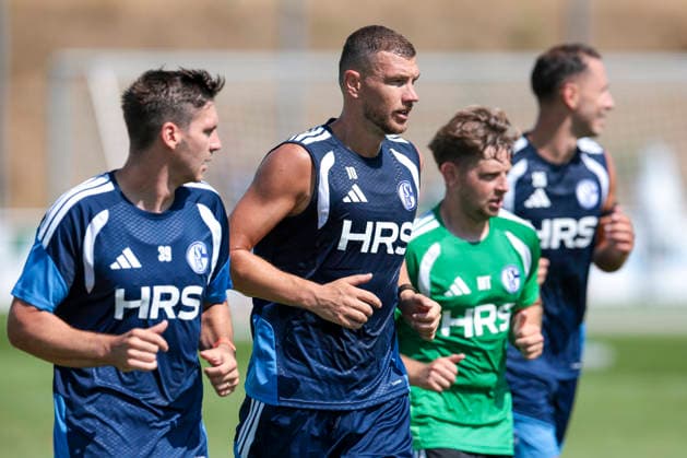 04.08.2026, Fussball, Training des FC Schalke 04. v. l. Maximilian Wöber (FC Schalke 04), Edin Dzeko (FC Schalke 04), Reha-Trainer Marc Thum (FC Schalke 04), Nikola Katic (FC Schalke 04), . Gelsenkirchen Trainingsgelände FC Schalke 04 NRW Deutschland xRHR-FOTO YYx *** August 4, 2026, Soccer, FC Schalke 04 training session; from left: Maximilian Wöber (FC Schalke 04), Edin Dzeko, FC Schalke 04; rehabilitation coach Marc Thum, FC Schalke 04; Nikola Katic, FC Schalke 04; Gelsenkirchen training facility, FC Schalke 04, North Rhine-Westphalia, Germany, xRHR PHOTO YYx Copyright: RHR-FOTOx RHR-FOTO YY