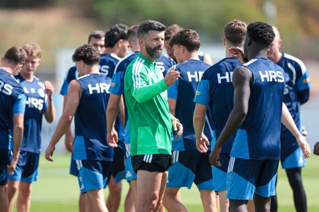 04.08.2026, Fussball, Training des FC Schalke 04. Trainer Miron Muslic (FC Schalke 04) begrüßt seine Spieler. Gelsenkirchen Trainingsgelände FC Schalke 04 NRW Deutschland xRHR-FOTO YYx *** August 4, 2026, Soccer, FC Schalke 04 practice, Coach Miron Muslic, FC Schalke 04 welcomes its players, Gelsenkirchen, FC Schalke 04 training facility, North Rhine-Westphalia, Germany, xRHR, PHOTO YYx Copyright: RHR-FOTOx RHR-FOTO YY