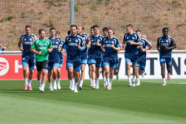 04.08.2026, Fussball, Training des FC Schalke 04. Die Spieler des S04 machen sich warm, v. l. Janik Bachmann (FC Schalke 04), Reha-Trainer Marc Thum (FC Schalke 04), Ron Schallenberg (FC Schalke 04), Kenan Karaman (FC Schalke 04), Timo Becker (FC Schalke 04), Dylan Leonard (FC Schalke 04), Finn Porath (FC Schalke 04), Magnus Rösner (FC Schalke 04 U23), Christian Gomis (FC Schalke 04). Gelsenkirchen Trainingsgelände FC Schalke 04 NRW Deutschland xRHR-FOTO YYx *** August 4, 2026, Soccer, FC Schalke 04 Training: The S04 players are warming up, from left: Janik Bachmann (FC Schalke 04), rehabilitation coach Marc Thum (FC Schalke 04), Ron Schallenberg (FC Schalke 04), Kenan Karaman (FC Schalke 04), Timo Becker (FC Schalke 04), Dylan Leonard (FC Schalke 04), Finn Porath (FC Schalke 04), Magnus Rösner (FC Schalke 04 U23), Christian Gomis (FC Schalke 04), Gelsenkirchen, FC Schalke 04 training facility, North Rhine-Westphalia, Germany, xRHR, PHOTO YYx Copyright: RHR-FOTOx RHR-FOTO YY