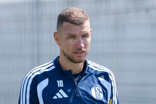04.08.2026, Fussball, Training des FC Schalke 04. Edin Dzeko (FC Schalke 04). Gelsenkirchen Trainingsgelände FC Schalke 04 NRW Deutschland xRHR-FOTO YYx *** August 4, 2026, Soccer, FC Schalke 04 Training Session, Edin Dzeko, FC Schalke 04, Gelsenkirchen, FC Schalke 04 Training Facility, North Rhine-Westphalia, Germany, xRHR, PHOTO YYx Copyright: RHR-FOTOx RHR-FOTO YY