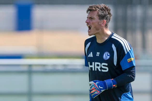 04.08.2026, Fussball, Training des FC Schalke 04. Torwart Kevin Müller (FC Schalke 04) gibt laute Anweisungen. Gelsenkirchen Trainingsgelände FC Schalke 04 NRW Deutschland xRHR-FOTO YYx *** August 4, 2026, Soccer, FC Schalke 04 goalkeeper Kevin Müller during training; FC Schalke 04 gives loud instructions; Gelsenkirchen, FC Schalke 04 training facility, North Rhine-Westphalia, Germany xRHR PHOTO YYx Copyright: RHR-FOTOx RHR-FOTO YY