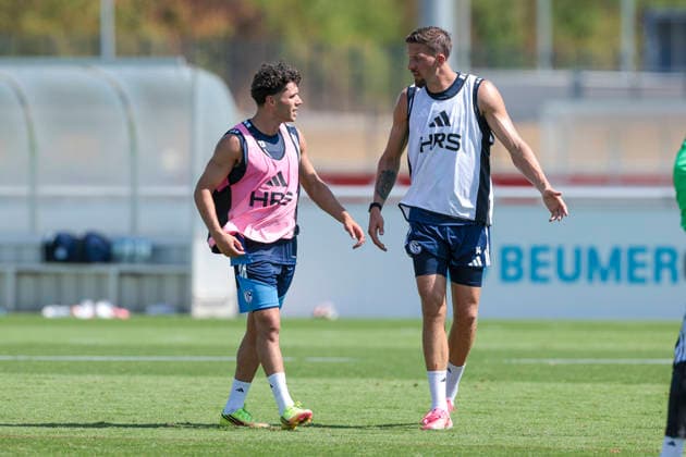 04.08.2026, Fussball, Training des FC Schalke 04. v. l. Soufiane El-Faouzi (FC Schalke 04), Janik Bachmann (FC Schalke 04). Gelsenkirchen Trainingsgelände FC Schalke 04 NRW Deutschland xRHR-FOTO YYx *** August 4, 2026, Soccer, FC Schalke 04 Training: Soufiane El Faouzi (FC Schalke 04), Janik Bachmann (FC Schalke 04), Gelsenkirchen, FC Schalke 04 Training Facility, North Rhine-Westphalia, Germany, xRHR PHOTO YYx Copyright: RHR-FOTOx RHR-FOTO YY