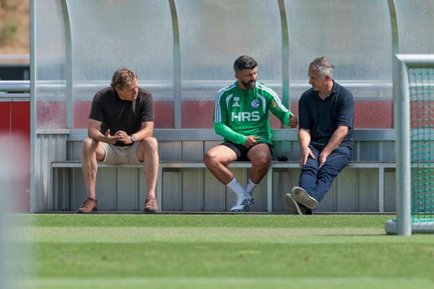 04.08.2026, Fussball, Training des FC Schalke 04. v. l. Direktor Profifussball Youri Mulder (FC Schalke 04), Trainer Miron Muslic (FC Schalke 04), Sportvorstand Frank Baumann (FC Schalke 04) unterhalten sich. Gelsenkirchen Trainingsgelände FC Schalke 04 NRW Deutschland xRHR-FOTO YYx *** August 4, 2026, Soccer, FC Schalke 04 training session: from left, Director of Professional Soccer Youri Mulder (FC Schalke 04), Coach Miron Muslic (FC Schalke 04), Sports Director Frank Baumann of FC Schalke 04 are talking at the FC Schalke 04 training facility in Gelsenkirchen, North Rhine-Westphalia, Germany xRHR PHOTO YYx Copyright: RHR-FOTOx RHR-FOTO YY