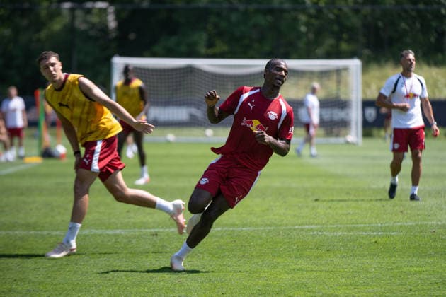 Ezechiel Banzuzi (RB Leipzig, 06), rechts RB Leipzig, Fussball, Trainingslager Austria, Saison Vorbereitung, Saison 2026 2027, GER, 04.08.2026, Eibner-Pressefoto Andreas Ulmer RB Leipzig, Fussball, Trainingslager Austria, Saison Vorbereitung, Saison 2026 2027, GER, 04.08.2026, *** Ezechiel Banzuzi, RB Leipzig, No. 6, right back, RB Leipzig, soccer, training camp in Austria, preseason, 2026–2027 season, GER, August 4, 2026, Eibner Press Photo: Andreas Ulmer, RB Leipzig, soccer, training camp in Austria, preseason, 2026–2027 season, GER, August 4, 2026, Copyright: xEibner-Pressefoto AndreasxUlmerx EP_AUR