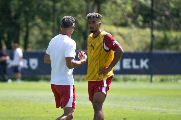Martin Demichelis (RB Leipzig, Trainer), erklaert Benjamin Henrichs (RB Leipzig, 39) was er besser machen kann, RB Leipzig, Fussball, Trainingslager Austria, Saison Vorbereitung, Saison 2026 2027, GER, 04.08.2026, Eibner-Pressefoto Andreas Ulmer RB Leipzig, Fussball, Trainingslager Austria, Saison Vorbereitung, Saison 2026 2027, GER, 04.08.2026, *** Martin Demichelis, RB Leipzig coach, explains to Benjamin Henrichs, RB Leipzig, 39, what he can do better; RB Leipzig, soccer, training camp in Austria, preseason, 2026–2027 season, GER, August 4, 2026, Eibner Press Photo: Andreas Ulmer, RB Leipzig, soccer, training camp in Austria, preseason, 2026–2027 season, GER, August 4, 2026, Copyright: xEibner-Pressefoto AndreasxUlmerx EP_AUR