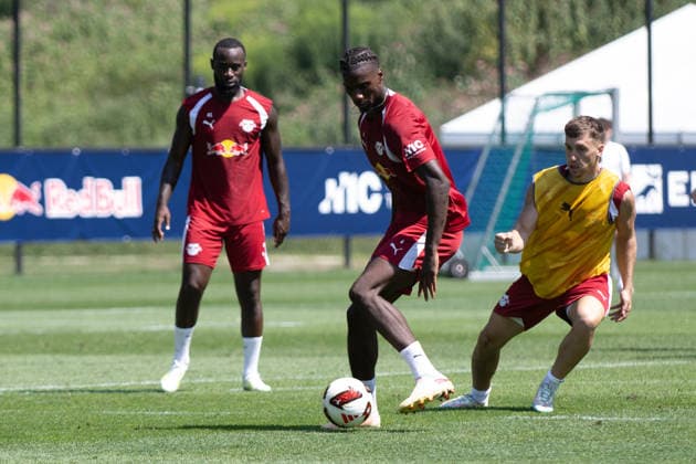 Ezechiel Banzuzi (RB Leipzig, 06) gegen Brajan Gruda (RB Leipzig, 10) RB Leipzig, Fussball, Trainingslager Austria, Saison Vorbereitung, Saison 2026 2027, GER, 04.08.2026, Eibner-Pressefoto Andreas Ulmer RB Leipzig, Fussball, Trainingslager Austria, Saison Vorbereitung, Saison 2026 2027, GER, 04.08.2026, *** Ezechiel Banzuzi (RB Leipzig, No. 6) vs. Brajan Gruda (RB Leipzig, No. 10), RB Leipzig, soccer, training camp in Austria, preseason, 2026–2027 season, GER, August 4, 2026, Eibner Press Photo: Andreas Ulmer, RB Leipzig, soccer, training camp in Austria, preseason, 2026–2027 season, GER, August 4, 2026, Copyright: xEibner-Pressefoto AndreasxUlmerx EP_AUR