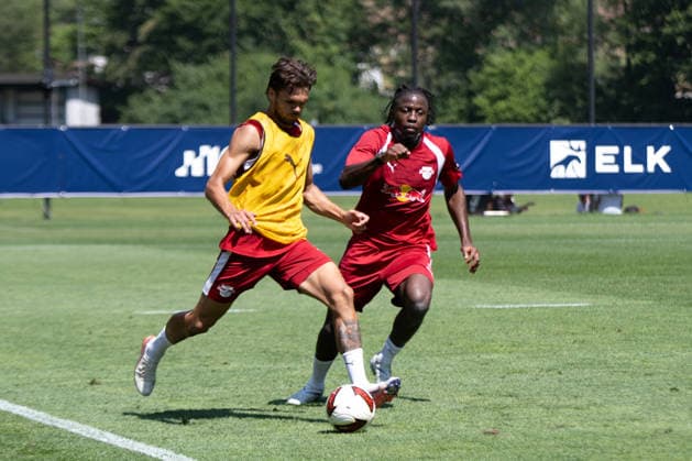 Johan Bakayoko (RB Leipzig, 11), rechts, gegen Max Finkgrafe (RB Leipzig, 35), RB Leipzig, Fussball, Trainingslager Austria, Saison Vorbereitung, Saison 2026 2027, GER, 04.08.2026, Eibner-Pressefoto Andreas Ulmer RB Leipzig, Fussball, Trainingslager Austria, Saison Vorbereitung, Saison 2026 2027, GER, 04.08.2026, *** Johan Bakayoko (RB Leipzig, 11), on the right, against Max Finkgrafe (RB Leipzig, 35), RB Leipzig, soccer, training camp in Austria, preseason, 2026–2027 season, GER, August 4, 2026, Eibner Press Photo: Andreas Ulmer, RB Leipzig, soccer, training camp in Austria, preseason, 2026–2027 season, GER, August 4, 2026, Copyright: xEibner-Pressefoto AndreasxUlmerx EP_AUR