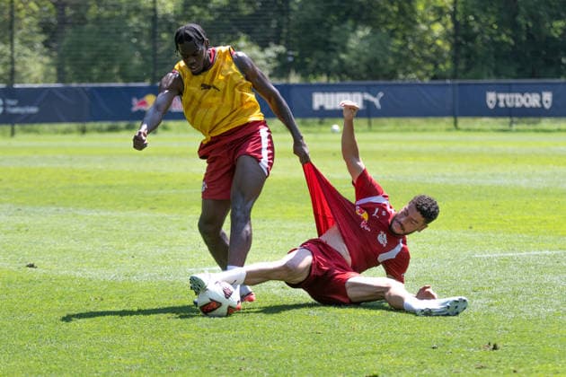 Castello Lukeba (RB Leipzig, 23), bringt Romulo (RB Leipzig, 40) zu Fall, RB Leipzig, Fussball, Trainingslager Austria, Saison Vorbereitung, Saison 2026 2027, GER, 04.08.2026, Eibner-Pressefoto Andreas Ulmer RB Leipzig, Fussball, Trainingslager Austria, Saison Vorbereitung, Saison 2026 2027, GER, 04.08.2026, *** Castello Lukeba (RB Leipzig, 23) takes down Romulo (RB Leipzig, 40), RB Leipzig, soccer, training camp in Austria, preseason, 2026–2027 season, GER, August 4, 2026, Eibner Press Photo: Andreas Ulmer, RB Leipzig, soccer, training camp in Austria, preseason, 2026–2027 season, GER, August 4, 2026, Copyright: xEibner-Pressefoto AndreasxUlmerx EP_AUR