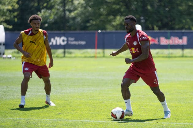 Tidiam Gomis (RB Leipzig, 27) links versucht Ridle Baku, (RB Leipzig, ) zu stoppen, RB Leipzig, Fussball, Trainingslager Austria, Saison Vorbereitung, Saison 2026 2027, GER, 04.08.2026, Eibner-Pressefoto Andreas Ulmer RB Leipzig, Fussball, Trainingslager Austria, Saison Vorbereitung, Saison 2026 2027, GER, 04.08.2026, *** Tidiam Gomis of RB Leipzig (27, left) tries to stop Ridle Baku of RB Leipzig; RB Leipzig, soccer, training camp in Austria, preseason, 2026–2027 season, GER, August 4, 2026, Eibner Press Photo: Andreas Ulmer, RB Leipzig, soccer, training camp in Austria, preseason, 2026–2027 season, GER, August 4, 2026, Copyright: xEibner-Pressefoto AndreasxUlmerx EP_AUR
