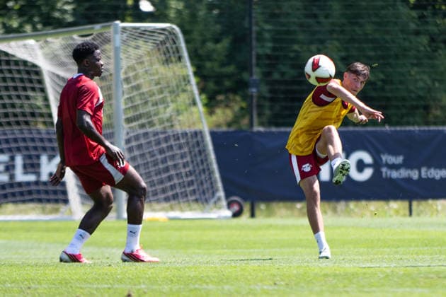 Andrija Maksimovic (RB Leipzig, 30) mit einem Volley, RB Leipzig, Fussball, Trainingslager Austria, Saison Vorbereitung, Saison 2026 2027, GER, 04.08.2026, Eibner-Pressefoto Andreas Ulmer RB Leipzig, Fussball, Trainingslager Austria, Saison Vorbereitung, Saison 2026 2027, GER, 04.08.2026, *** Andrija Maksimovic, RB Leipzig, 30, with a volley, RB Leipzig, soccer, training camp in Austria, preseason, 2026–2027 season, GER, August 4, 2026, Eibner Press Photo: Andreas Ulmer, RB Leipzig, soccer, training camp in Austria, preseason, 2026–2027 season, GER, August 4, 2026, Copyright: xEibner-Pressefoto AndreasxUlmerx EP_AUR