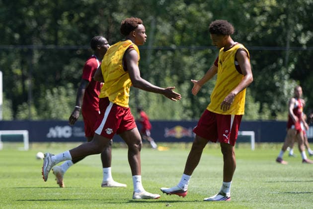 Assan Ouedraogo (RB Leipzig, 08) kltscht ab mit Tidiam Gomis (RB Leipzig, 27), RB Leipzig, Fussball, Trainingslager Austria, Saison Vorbereitung, Saison 2026 2027, GER, 04.08.2026, Eibner-Pressefoto Andreas Ulmer RB Leipzig, Fussball, Trainingslager Austria, Saison Vorbereitung, Saison 2026 2027, GER, 04.08.2026, *** Assan Ouedraogo (RB Leipzig, 08) high-fives Tidiam Gomis (RB Leipzig, 27), RB Leipzig, soccer, training camp in Austria, preseason, 2026–2027 season, GER, August 4, 2026, Eibner Press Photo: Andreas Ulmer, RB Leipzig, soccer, training camp in Austria, preseason, 2026–2027 season, GER, August 4, 2026, Copyright: xEibner-Pressefoto AndreasxUlmerx EP_AUR
