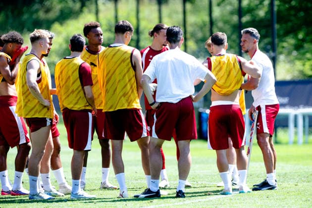 Martin Demichelis (RB Leipzig, Trainer) stimmt die Jungs von RB Leipzig auf die Trainingseinheit ein, RB Leipzig, Fussball, Trainingslager Austria, Saison Vorbereitung, Saison 2026 2027, GER, 04.08.2026, Eibner-Pressefoto Andreas Ulmer RB Leipzig, Fussball, Trainingslager Austria, Saison Vorbereitung, Saison 2026 2027, GER, 04.08.2026, *** Martin Demichelis, RB Leipzig Coach, gets the RB Leipzig players pumped up for the training session, RB Leipzig, Soccer, Training Camp in Austria, Preseason, 2026–2027 Season, GER, August 4, 2026, Eibner Press Photo: Andreas Ulmer, RB Leipzig, soccer, training camp in Austria, preseason, 2026–2027 season, GER, August 4, 2026, Copyright: xEibner-Pressefoto AndreasxUlmerx EP_AUR