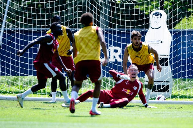 Maarten Vandevoordt (RB Leipzig, 26, Torhueter) klaert auf der Linie, RB Leipzig, Fussball, Trainingslager Austria, Saison Vorbereitung, Saison 2026 2027, GER, 04.08.2026, Eibner-Pressefoto Andreas Ulmer RB Leipzig, Fussball, Trainingslager Austria, Saison Vorbereitung, Saison 2026 2027, GER, 04.08.2026, *** Maarten Vandevoordt, RB Leipzig, 26, goalkeeper makes a save on the goal line, RB Leipzig, soccer, training camp in Austria, preseason, 2026–2027 season, GER, August 4, 2026, Eibner Press Photo Andreas Ulmer RB Leipzig, soccer, training camp in Austria, preseason, 2026–2027 season, GER, August 4, 2026, Copyright: xEibner-Pressefoto AndreasxUlmerx EP_AUR