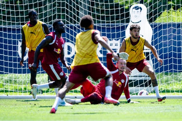 Maarten Vandevoordt (RB Leipzig, 26, Torhueter) klaert auf der Linie, RB Leipzig, Fussball, Trainingslager Austria, Saison Vorbereitung, Saison 2026 2027, GER, 04.08.2026, Eibner-Pressefoto Andreas Ulmer RB Leipzig, Fussball, Trainingslager Austria, Saison Vorbereitung, Saison 2026 2027, GER, 04.08.2026, *** Maarten Vandevoordt, RB Leipzig, 26, goalkeeper makes a save on the goal line, RB Leipzig, soccer, training camp in Austria, preseason, 2026–2027 season, GER, August 4, 2026, Eibner Press Photo Andreas Ulmer RB Leipzig, soccer, training camp in Austria, preseason, 2026–2027 season, GER, August 4, 2026, Copyright: xEibner-Pressefoto AndreasxUlmerx EP_AUR
