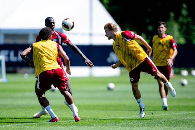 Ezechiel Banzuzi (RB Leipzig, 06), 2.v.l., steht sehr sicher im Zentrum, RB Leipzig, Fussball, Trainingslager Austria, Saison Vorbereitung, Saison 2026 2027, GER, 04.08.2026, Eibner-Pressefoto Andreas Ulmer RB Leipzig, Fussball, Trainingslager Austria, Saison Vorbereitung, Saison 2026 2027, GER, 04.08.2026, *** Ezechiel Banzuzi, RB Leipzig, No. 6, 2nd from left, looks very confident in the center; RB Leipzig, soccer, training camp in Austria, preseason, 2026–2027 season, GER, August 4, 2026, Eibner press photo by Andreas Ulmer, RB Leipzig, soccer, training camp in Austria, preseason, 2026–2027 season, GER, August 4, 2026, Copyright: xEibner-Pressefoto AndreasxUlmerx EP_AUR