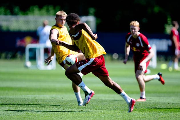 Conrad Harder (RB Leipzig, 09), links legt auf Assan Ouedraogo (RB Leipzig, 08) ab, RB Leipzig, Fussball, Trainingslager Austria, Saison Vorbereitung, Saison 2026 2027, GER, 04.08.2026, Eibner-Pressefoto Andreas Ulmer RB Leipzig, Fussball, Trainingslager Austria, Saison Vorbereitung, Saison 2026 2027, GER, 04.08.2026, *** Conrad Harder (RB Leipzig, No. 09) on the left passes to Assan Ouedraogo (RB Leipzig, No. 08), RB Leipzig, soccer, training camp in Austria, preseason, 2026–2027 season, GER, August 4, 2026, Eibner Press Photo: Andreas Ulmer, RB Leipzig, soccer, training camp in Austria, preseason, 2026–2027 season, GER, August 4, 2026, Copyright: xEibner-Pressefoto AndreasxUlmerx EP_AUR