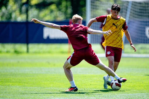 Andrija Maksimovic (RB Leipzig, 30) am Ball gegen Nicolas Seiwald (RB Leipzig, 13) RB Leipzig, Fussball, Trainingslager Austria, Saison Vorbereitung, Saison 2026 2027, GER, 04.08.2026, Eibner-Pressefoto Andreas Ulmer RB Leipzig, Fussball, Trainingslager Austria, Saison Vorbereitung, Saison 2026 2027, GER, 04.08.2026, *** Andrija Maksimovic (RB Leipzig), 30, with the ball against Nicolas Seiwald (RB Leipzig), 13; RB Leipzig, soccer, training camp in Austria, preseason, 2026–2027 season, GER, August 4, 2026, Eibner Press Photo: Andreas Ulmer, RB Leipzig, soccer, training camp in Austria, preseason, 2026–2027 season, GER, August 4, 2026, Copyright: xEibner-Pressefoto AndreasxUlmerx EP_AUR