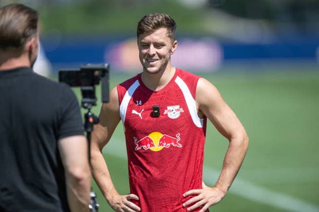 Christoph Baumgartner (RB Leipzig, 14), beim Interview, kann wieder Lachen, RB Leipzig, Fussball, Trainingslager Austria, Saison Vorbereitung, Saison 2026 2027, GER, 04.08.2026, Eibner-Pressefoto Andreas Ulmer RB Leipzig, Fussball, Trainingslager Austria, Saison Vorbereitung, Saison 2026 2027, GER, 04.08.2026, *** Christoph Baumgartner of RB Leipzig, 14, during an interview, is smiling again; RB Leipzig, soccer, training camp in Austria, preseason, 2026–2027 season, GER, August 4, 2026, Eibner Press Photo by Andreas Ulmer, RB Leipzig, soccer, training camp in Austria, preseason, 2026–2027 season, GER, August 4, 2026, Copyright: xEibner-Pressefoto AndreasxUlmerx EP_AUR