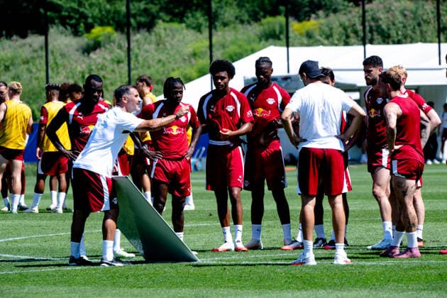 Cristian Fiel (RB Leipzig, Co Trainer) gibt taktische Vorgaben wieder, RB Leipzig, Fussball, Trainingslager Austria, Saison Vorbereitung, Saison 2026 2027, GER, 04.08.2026, Eibner-Pressefoto Andreas Ulmer RB Leipzig, Fussball, Trainingslager Austria, Saison Vorbereitung, Saison 2026 2027, GER, 04.08.2026, *** Cristian Fiel, RB Leipzig Assistant Coach, explains tactical instructions; RB Leipzig, soccer, training camp in Austria, preseason, 2026–2027 season, GER, August 4, 2026, Eibner Press Photo: Andreas Ulmer, RB Leipzig, soccer, training camp in Austria, preseason, 2026–2027 season, GER, August 4, 2026, Copyright: xEibner-Pressefoto AndreasxUlmerx EP_AUR