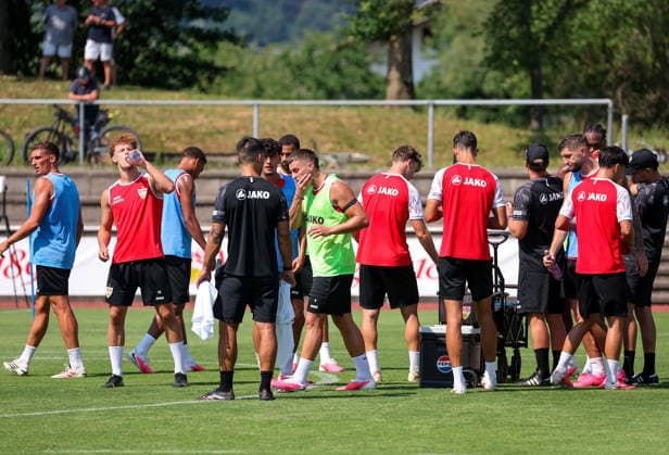 04.08.2026, Deutschland, Grassau, Fußball Bundesliga, Saison 2026 2027, Trainingslager VfB Stuttgart, Hitze, Trinken, Trinkpause, Wasser, links Grischa Prömel, mitte Ermedin Demirovic, rechts Jeff Chabot *** August 4, 2026, Germany, Grassau, Bundesliga, 2026–2027 season, VfB Stuttgart training camp, heat, drinking, water break, water; left: Grischa Prömel, center: Ermedin Demirovic, right: Jeff Chabot