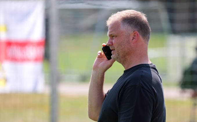 04.08.2026, Deutschland, Grassau, Fußball Bundesliga, Saison 2026 2027, Trainingslager VfB Stuttgart, Vorstand Fabian Wohlgemuth am Telefon *** August 4, 2026, Germany, Grassau, Bundesliga, 2026–2027 season, VfB Stuttgart training camp, Fabian Wohlgemuth, Director of Sports, on the phone
