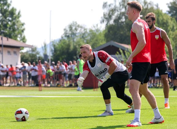 04.08.2026, Deutschland, Grassau, Fußball Bundesliga, Saison 2026 2027, Trainingslager VfB Stuttgart, v.l. Marius Funk, Chris Führich, Jovan Milosevic *** August 4, 2026, Germany, Grassau, Bundesliga, 2026–2027 season, VfB Stuttgart training camp, from left: Marius Funk, Chris Führich, Jovan Milosevic